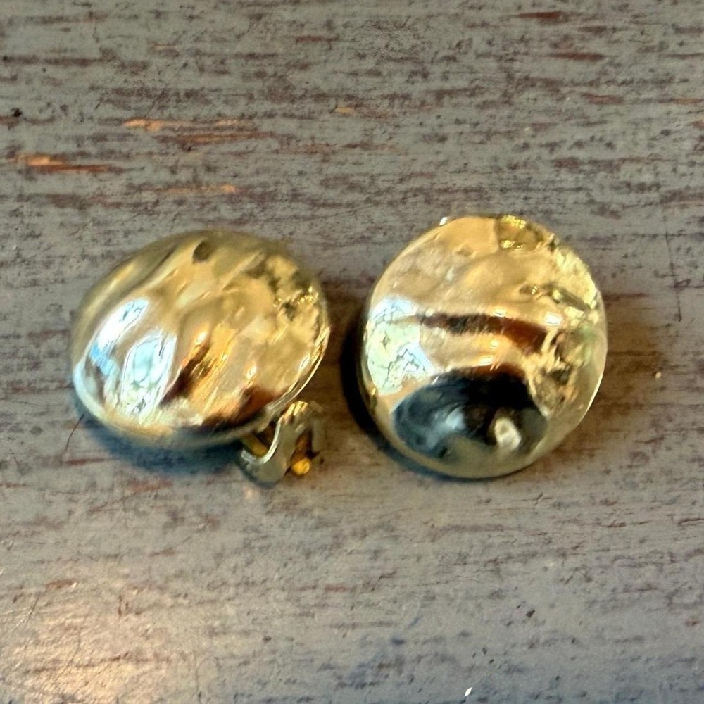 Vintage Star Gold Tone Hammered Dome Clip On Earrings Mid Century Modern Button